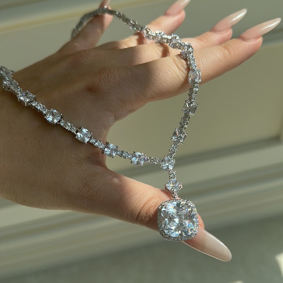 Dua Lipa’s MET Necklace - Picture 5 of 5